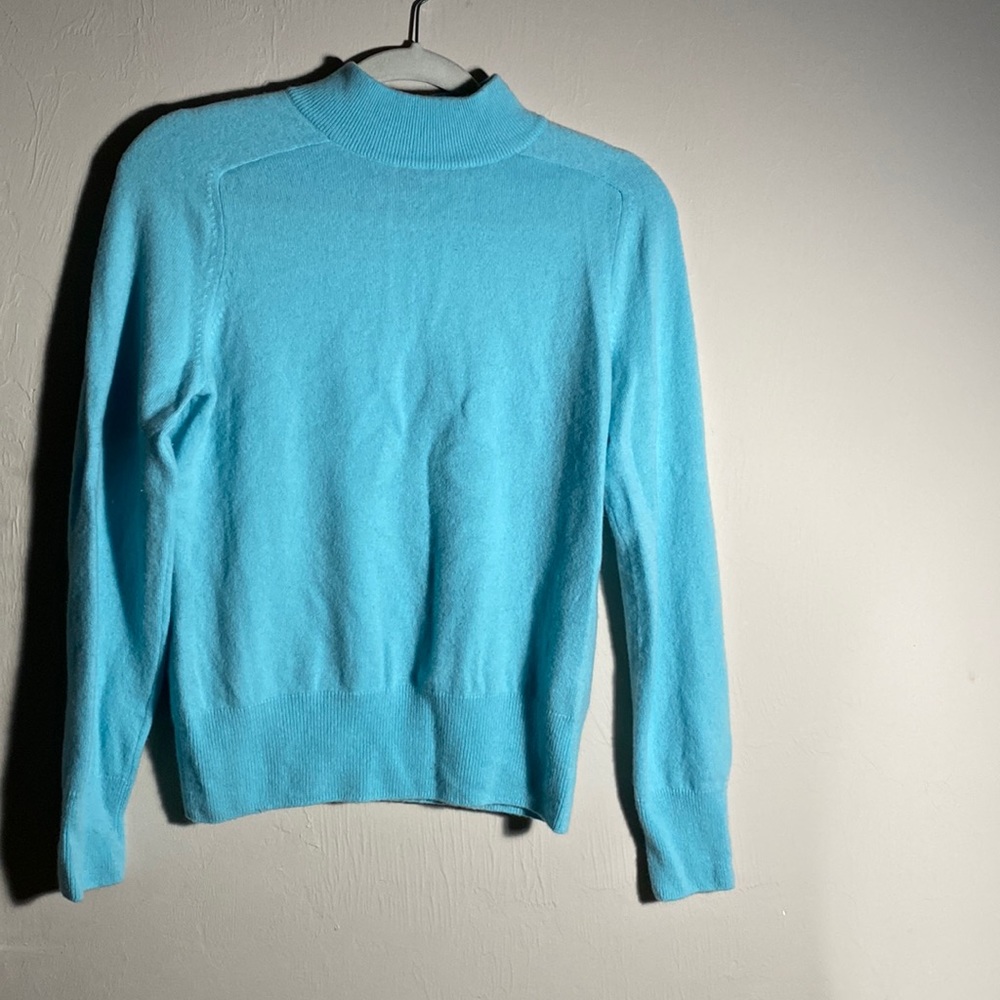 PRIVE 100% CASHMERE  Women’s long sleeve pull over sweater. Light Blue. Size M
